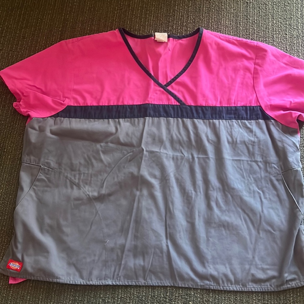 🤩Dickies Scrub Top Women's Gray Pink V-Neck Medical Nursing Pockets top sz.2X